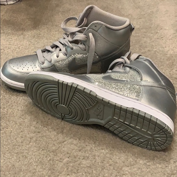 Sneakers - Picture 2 of 5